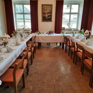 Der Frühstückstisch im Pfarrsaal ist gedeckt