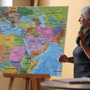 Auf dieser Landkarte können alle ihre Herkunftsländer mit einer Stecknadel markieren, wie Hilda Tutschek erklärt.