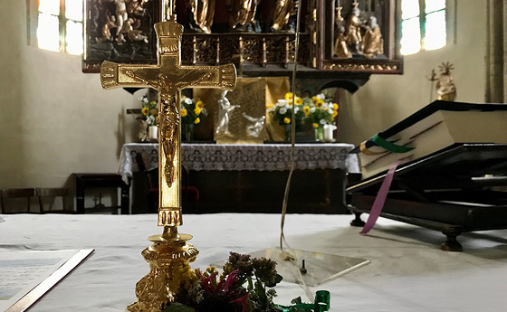 Ein gebundenes Kräuterbüschel auf dem Altar in der Pfarrkirche Waldburg. Viele dieser Kräuter werden von Laien mit Unkraut verwechselt.