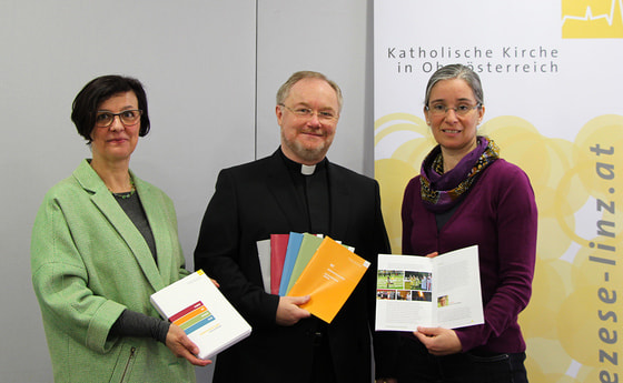 Geschichten für die Zukunft / © Diözese Linz, Kraml Präsentation der Pastoralbroschüren, in denen Leitungsmodelle von Pfarrgemeinden und Dekanatsprozesse dargestellt werden.