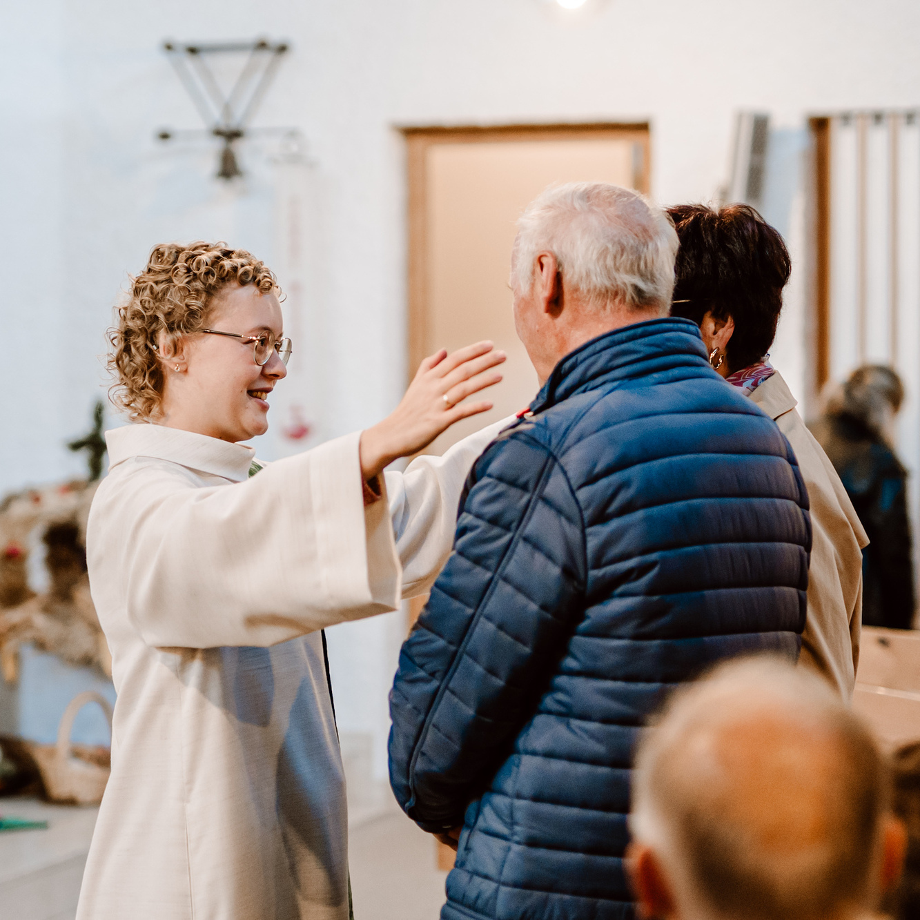 Eva Ulbrich, Seelsorgerin in der Pfarrgemeinde Urfahr-St. Markus, segnet ein Jubelpaar.