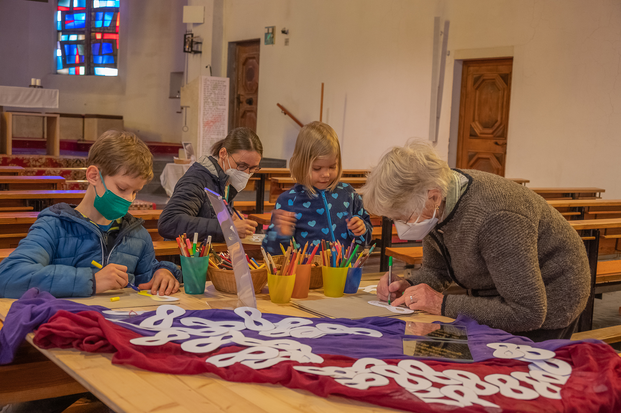 Ritualstationen im Kirchenraum