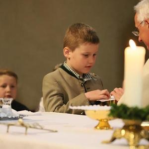 EK-Kinder bringen die Gaben Brot und Wein.