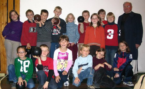 Ministranten auf der Kegelbahn