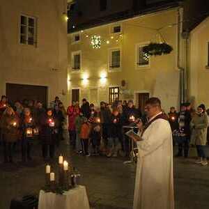 Adventkranzsegnung am Höllplatz