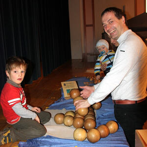 Kinder bei der Buchaustellung