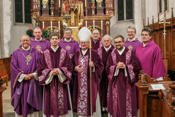 Der neugeweihte Diakon (2. v. l.) u. a. mit Abt Martin Felhofer, Bischof Manfred Scheuer und Mitbrüdern