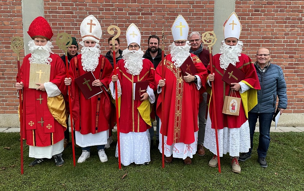 Fünf Nikoläuse / Angela Pfusterer