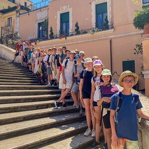 Von 28. Juli bis 3. August 2024 versammelten sich in Rom rund 3200 Ministrant*innen und Begleitpersonen aus ganz Österreich zur Internationalen Ministrant*innen-Wallfahrt. Verschiedene Sehenswürdigkeiten, wie die spanische Treppe, wurden gemeinsam be