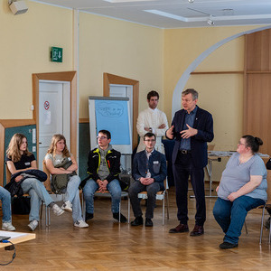Slawomir Dadas, Pfarrvikar der Dompfarre Linz und Domrektor des Linzer Mariendoms erklärte den Ministrant:innen die Bedeutung der Heiligen Öle und ihre Verwendung.