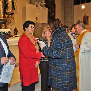 Überreichung der Ernennungsurkunde und Handschlag durch die drei Pfarrvorstände                   