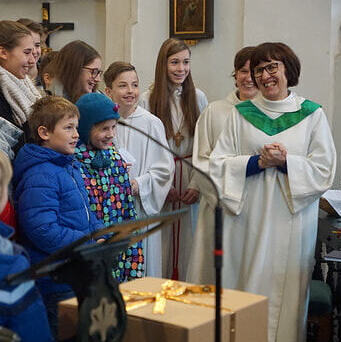 Viele sind gekommen um mit Sissy Kamptner Geburtstag zu feiern                               