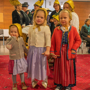 Die Kinder der Trachtengruppe mit dem geschmückten Leiterwagen