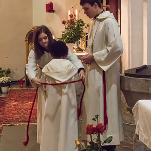 Neue Ministranten in der Pfarre Kirchdorf/KremsAm Christkönigssonntag steht der Gottesdienst in Kirchdorf/Krems ganz im Zeichen der Ministrantinnen und Ministranten. Die beiden Leiter Jakob und Samuel Haijes haben dabei auf kindgerechte Elemente bes
