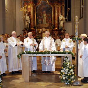 Messfeier mit ehemaligen Pfarrern/Priestern und Pfarrer der Nachbarpfarreien