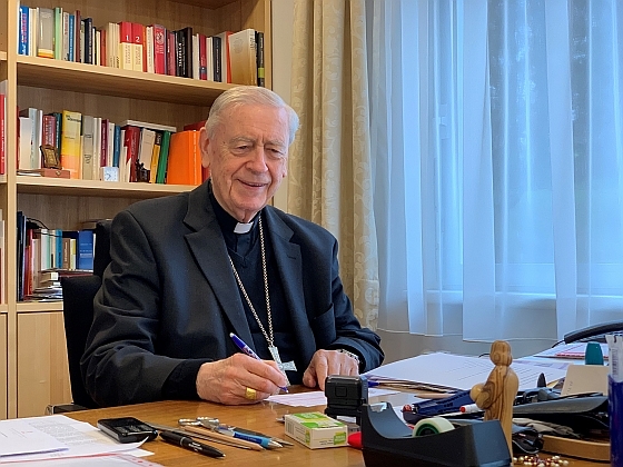 Bischof em. Ludwig Schwarz in seinem Arbeitszimmer in Vöcklabruck