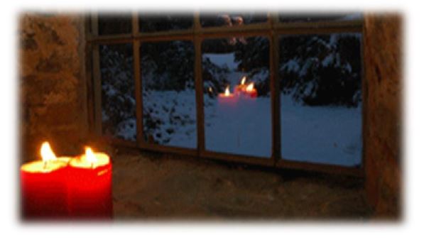 Zwei Kerzen am Fenster