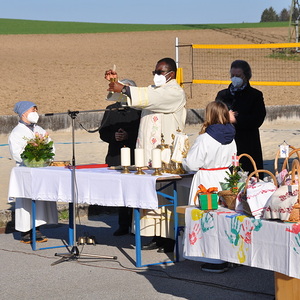Am Vorplatz der Mehrzweckhalle