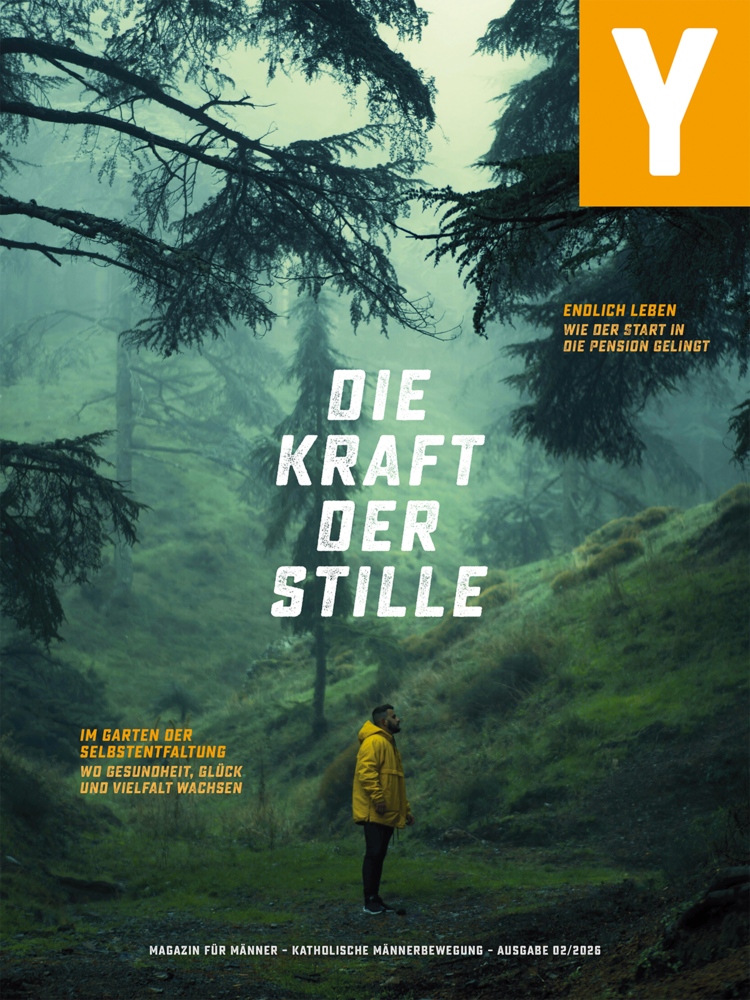 Ein Mann steht mitten im Wald