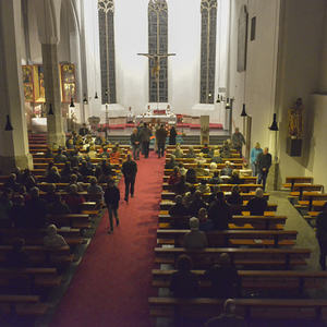 Stimmungsvoller Abendgottesdienst mit Taizé-LiedernGesänge, die Einfachheit ausstrahlen und zur Ruhe kommen lassen, das sind die Lieder der französischen Taizé-Gemeinschaft. Etwas von dieser Atmosphäre wurde bei der Sonntag-Vorabendmesse in Kirchdor
