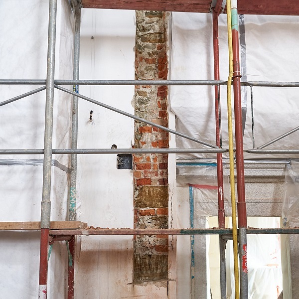 Schlitz für Leinwand