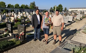  v.l.n.r.: Pfarrassistent Roland Altreiter, Engelbert Leitner, Christian Dastl auf dem Friedhof in Freistadt
