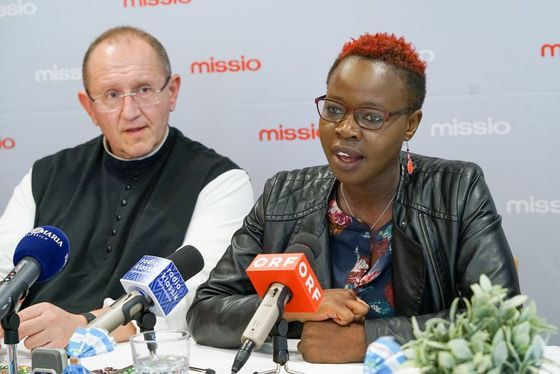 Sophie Otiende, Projektberaterin und Koordinatorin von 'Awareness Against Human Trafficking' (HAART), und P. Karl Wallner, Direktor von Missio Österreich. / © Missio / Langmann Sophie Otiende, Projektberaterin und Koordinatorin von 'Awareness Against Human Trafficking' (HAART), und P. Karl Wallner, Direktor von Missio Österreich.