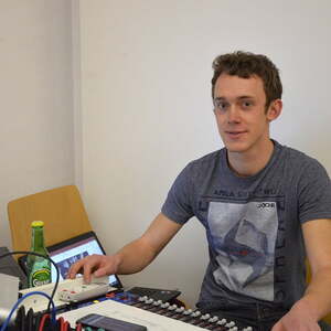 MODENSCHAU und Informationen über ökologisch und fair hergestellte Kleidung 