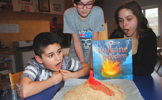 Vulkanausbruch im Caritas-Lerncafé
