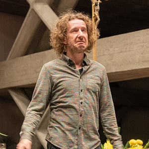 Kabarettist Thoma Franz-Riegler in der Ennsleitner Kirche