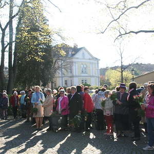 Palmweihe vor der Kirche
