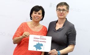 Sozial-Landesrätin Birgit Gerstorfer (l.) und Dorothea Dorfbauer (Sozialplattform) präsentieren die Soziallandkarte für Oberösterreich.