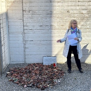 Charlotte Herman bei der offenen Herzen Kunstinstallation