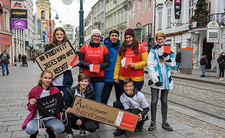 Kinderrechteaktion Auf der Linzer Landstraße machten SchülerInnen der BRG Hammerlingstraße gemeinsam mit der Katholischen Jungschar Linz auf den Tag der Kinderrechte aufmerksam. Auf Plakaten zeigten sie ihre Forderungen zum Recht auf Bildung - 'ich w