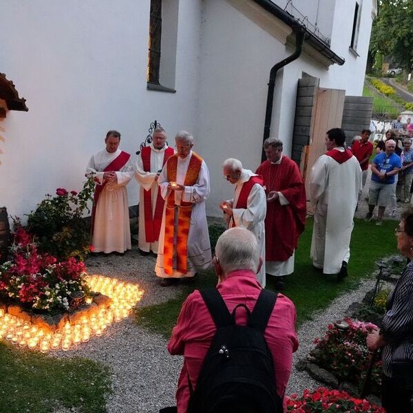 Lichterprozession zur Grabstätte von Franz und Franziska Jägerstätter