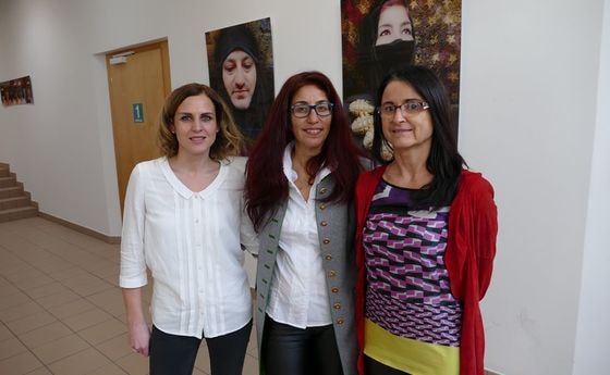 Kunstgespräch zur Mittagszeit (v. l.): Kuratorin Ass.-Prof.in Dr.in Julia Allerstorfer, Künstlerin Mag.a Esin Turan, Univ.-Prof.in DDr.in Monika Leisch-Kiesl. / © KU Linz /Eder Kunstgespräch zur Mittagszeit (v. l.): Kuratorin Ass.-Prof.in Dr.in Julia Allerstorfer, Künstlerin Mag.a Esin Turan, Univ.-Prof.in DDr.in Monika Leisch-Kiesl.
