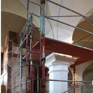 Farbtests an Gewölbe und Säulen