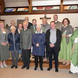 Die Jubelpaare mit Bürgermeistern Adelheid Kronegger und Ortskaplan P. Markus Zimmermann 