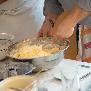 Thomas Markowetz beim Guglhupfbacken