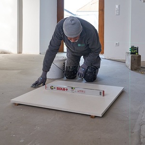 Bodenplatten legen Seitenkapelle