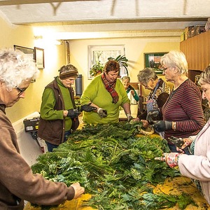 Adventkranzbinden für die Adventstube 2019