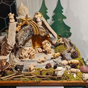  'Familien-Krippe' von Melitta & Roland & Manfred im Pfarrheim Schönering gefertigt, Figuren aus Pinzgau & Südtirol