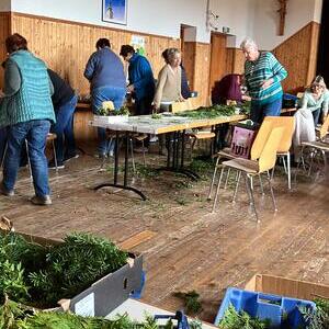 Die Caritas Steinerkrirchen und Fischlham bindet Palmbuschen für unsere Pfarrangehörigen über 80 Jahre