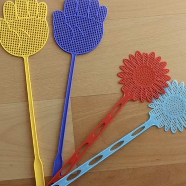 4 Fliegenklatschen in versch. Formen in den Farbe gelb, lila, rot, hellblau