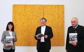 V. l.: Ines Schaupp-Steinhäusl, Bischof Manfred Scheuer und Georg Windtner mit dem 'Fachmagazin Katholische Mesner'.