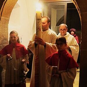 'Lumen Christi' - die Osterkerze wird in die dunkle Kirche getragen