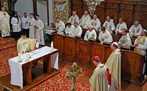 Neupriester P. Samuel Lai OCist spendet den feierlichen Schlusssegen