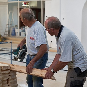 Podest für Kirchenbänke bauen