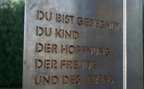 Gedenkstätte für still geborene Kinder auf dem Eferdinger Pfarrfriedhof