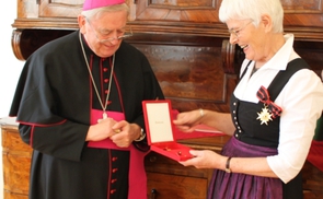 Verleihung des Silvesterordens an Dr.in Erna Putz. © Diözese Linz